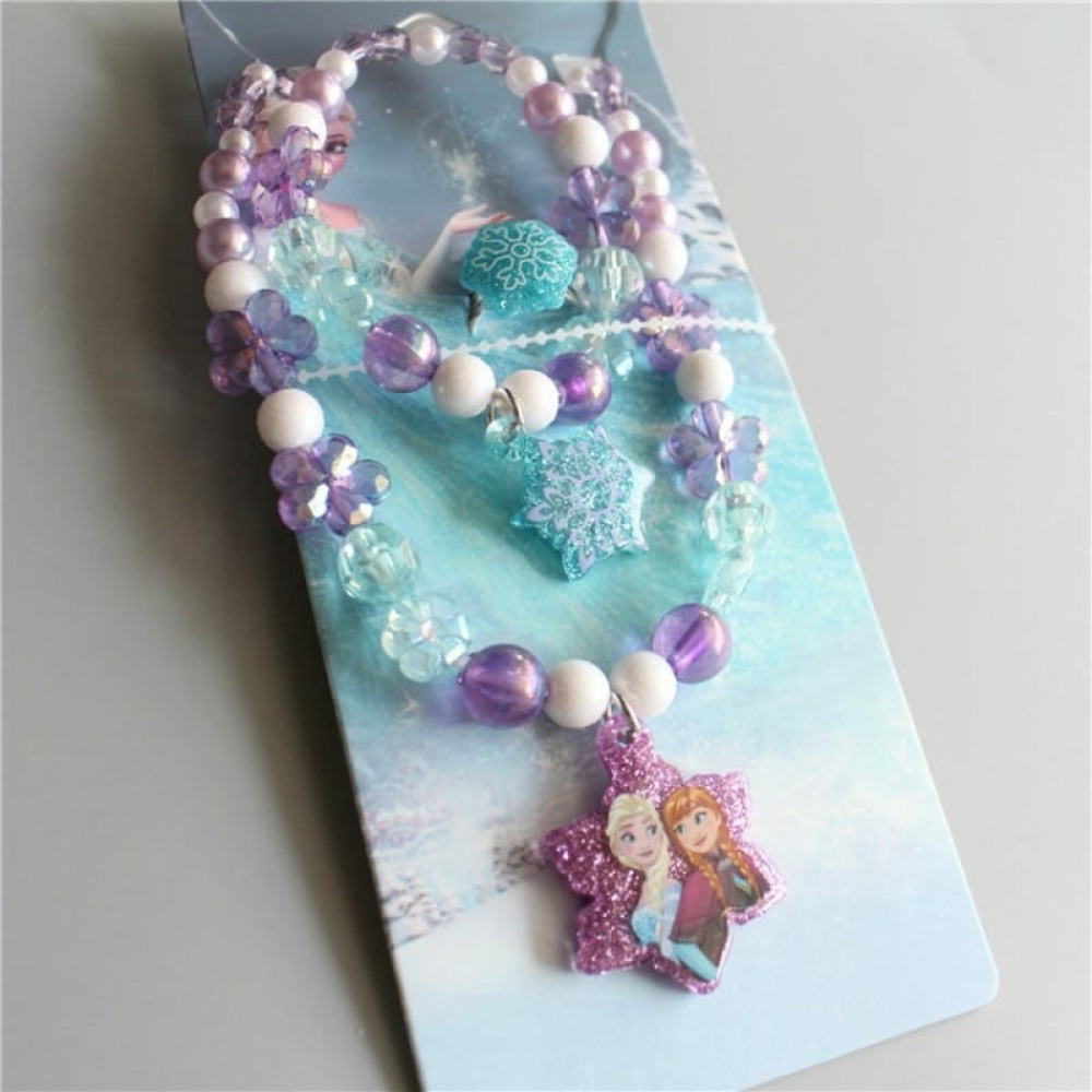 2-teiliges Schmuckset mit Disney-Prinzessin-Anhänger 2-teiliges Schmuckset mit Disney-Prinzessin-Anhänger in lila, weiß und blau mit weißem Hintergrund