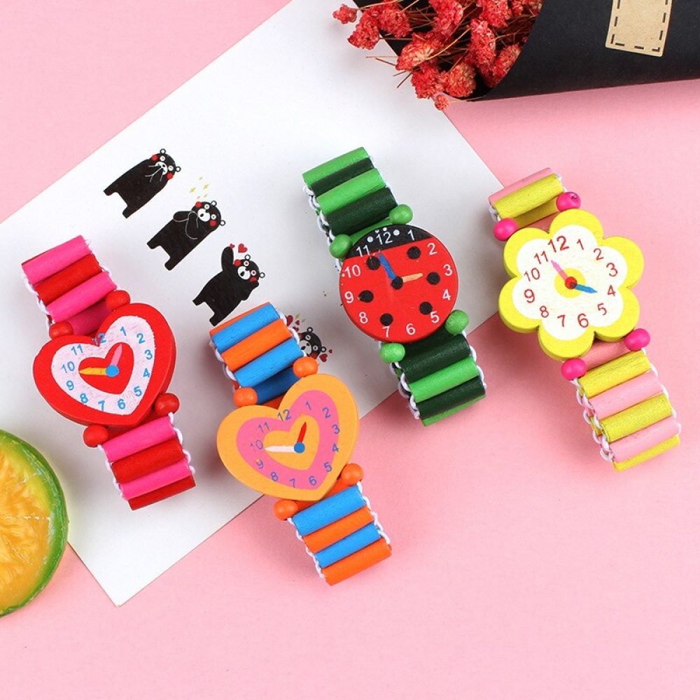 3-teilige Armbanduhr aus Holz für Kinder auf rosafarbenem Hintergrund mit weißem Blatt