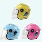Sicherheitshelm mit Visier mit Kawaii-Motiv in drei verschiedenen Farben (gelb, blau, rosa) auf einfarbigem Hintergrund.