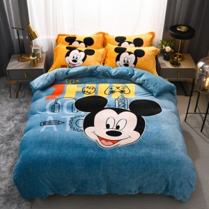Bettbezug mit Mickey-Mouse-Druck für ein Kind in einem Zimmer vor einem Fenster