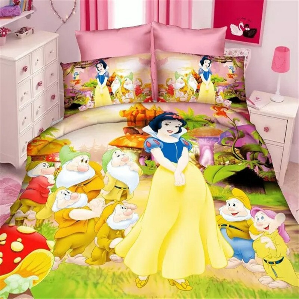 Bettdecke für Kinder mit buntem Cartoon-Motiv in einem rosafarbenen Mädchenzimmer