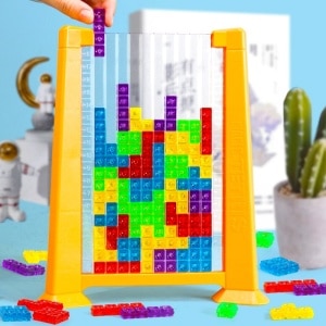 Buntes 3D-Puzzle für Kinder mit blauem Hintergrund und einem Kaktus