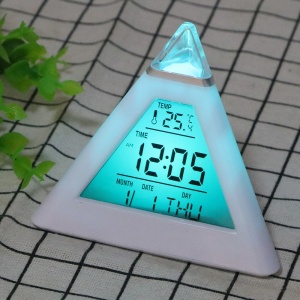 Digitaler Wecker in Pyramidenform in Weiß mit türkisfarbenem Licht