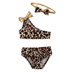 Dreiteiliger Badeanzug für Mädchen mit Leopardenmuster auf weißem Grund