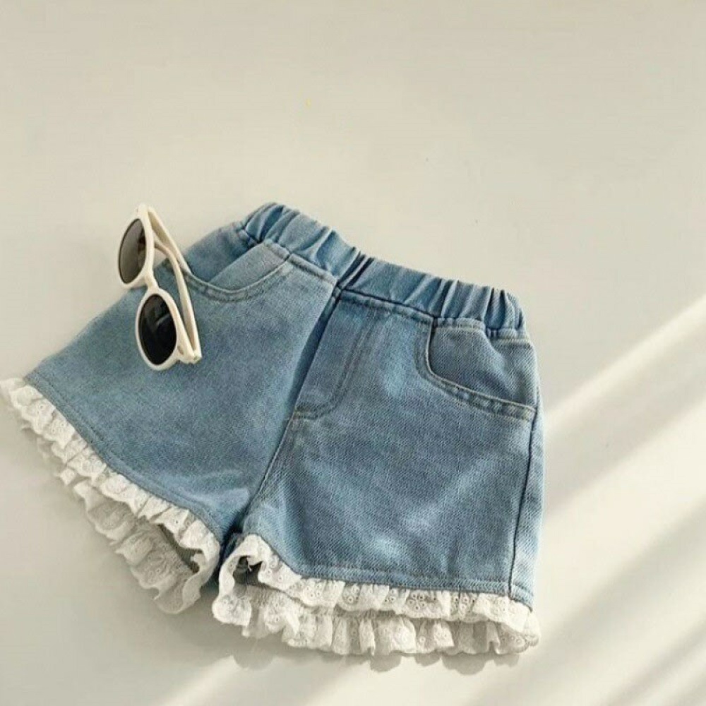 Jeansshorts mit Spitze für Mädchen mit Sonnenbrille auf weißem Hintergrund