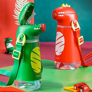Kindertrinkflasche 450 ml mit Strohhalm in Dinosaurierform in grün und rot mit Schulterriemen