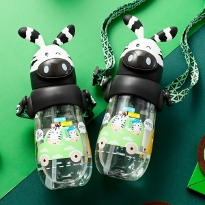 Kindertrinkflasche 490 ml mit Strohhalm in Tierform weiß und schwarz mit grünem Hintergrund