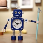 Kleiner Roboterwecker für Kinder mit blauem Stift