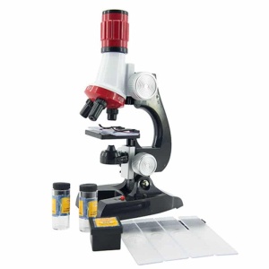 Bildungsmikroskop 100 bis 1200x für weiße, rote und schwarze Kinder auf weißem Hintergrund