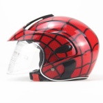 Kinderhelm mit einem Visier auf der Vorderseite. Der Helm hat ein rotes Spinnennetzmuster, das an Spiderman erinnert. Der Helm hat einen Clip an der Unterseite, um den Helm zu sichern.