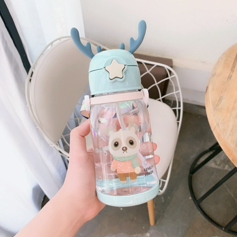 Plastikflasche mit Strohhalm in Form eines transparenten und blauen Hirsches in einem Zimmer mit einem beigen Stuhl