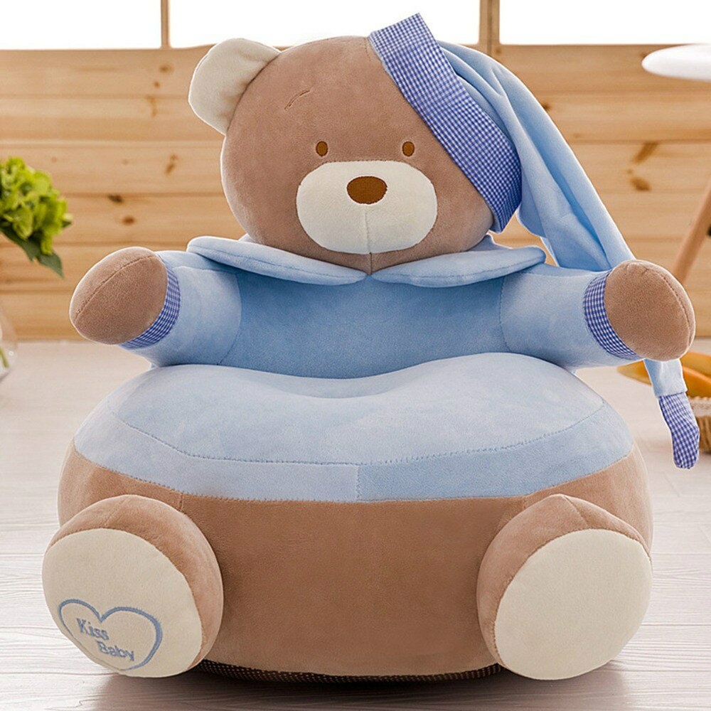Sitzsack in Form eines braunen und blauen Teddybären mit Pyjama in einem Sallon