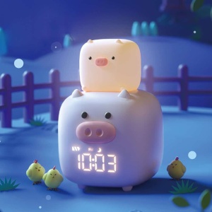 Sprachgesteuerter LED-Wecker in Form eines Schweins auf einem Bauernhof in der Nacht