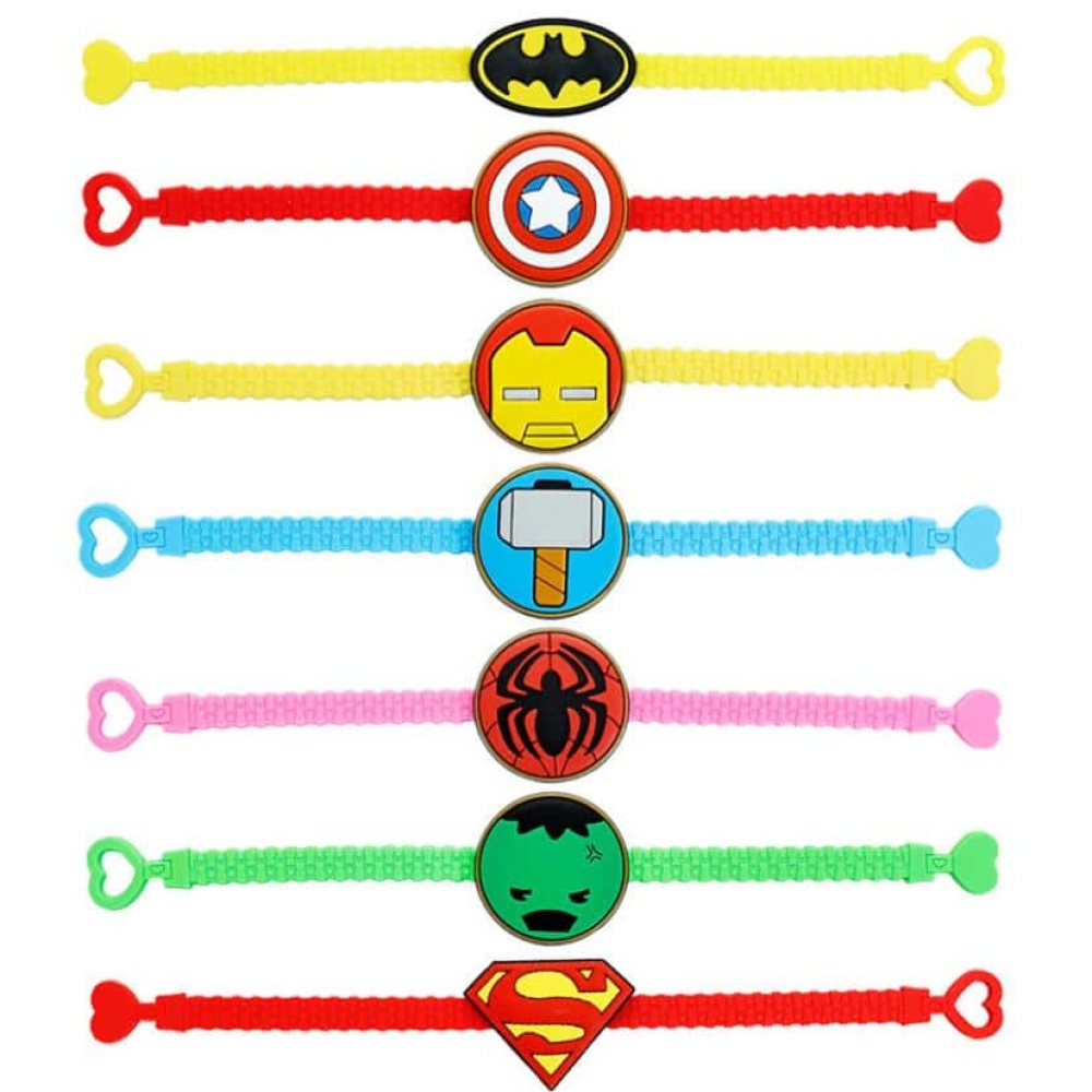 Superhelden-Armband für Kinder auf weißem Hintergrund