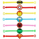 Superhelden-Armband für Kinder auf weißem Hintergrund