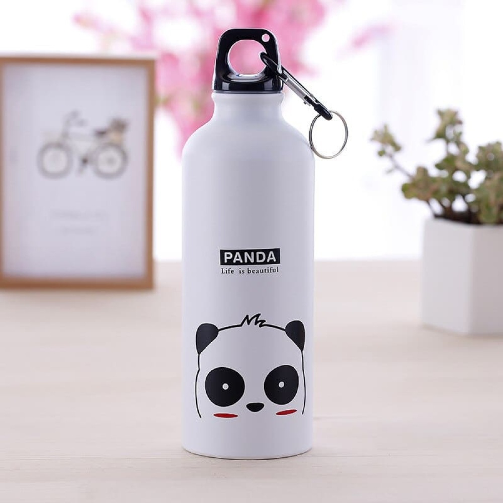 Tragbare 500-ml-Flasche mit Panda-Tierprint in Weiß und Schwarz, auf einem Tisch mit einer Pflanze