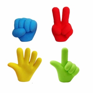 4 Gummi Radiergummis in Form von Fingergesten in gelb, grün, blau und rot auf weißem Hintergrund