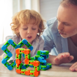 Drehendes Kunststoffpuzzle für Kinder in grün, blau und orange mit Kind und Vater in einer Sallon, die auf einem Tisch gespielt wird