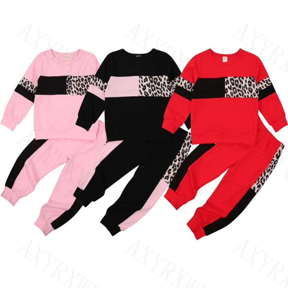 Jogginganzug für Kinder mit Leopardenmuster Jogginganzug für Kinder mit Leopardenmuster in Rosa, Schwarz und Rot auf weißem Hintergrund