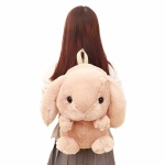 Rucksack in Form eines Plüschhasen für Mädchen in Rosa auf dem Rücken eines kleinen Mädchens