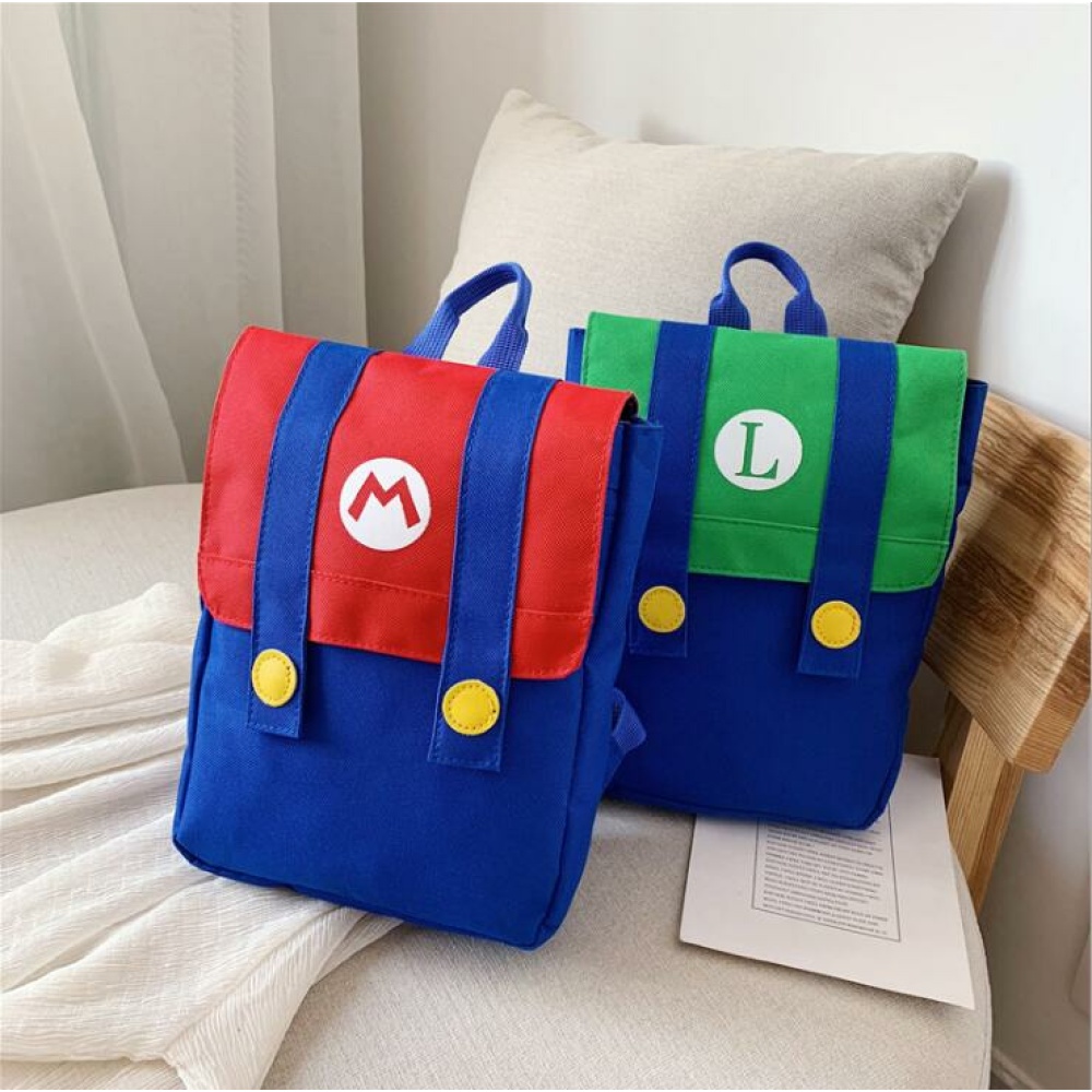 Super Mario Rucksack für Kinder rot und blau, grün und blau auf einem Bett mit einem Kissen