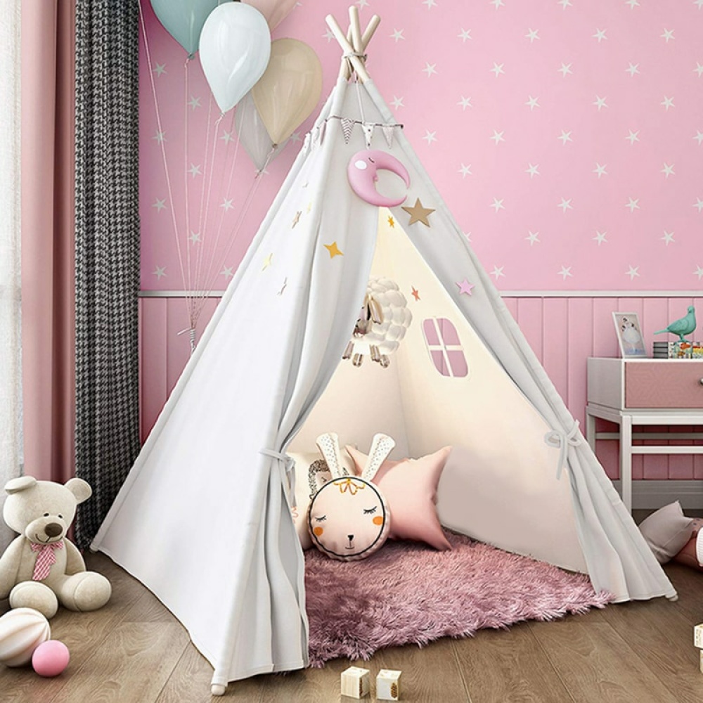 Großes Tipi für ein Kind in einem rosafarbenen Zimmer mit Plüschtieren innen und außen und Luftballons