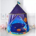 Magisches Galaxie-Tipi für Kinder in Blau, Orange und Violett in einem Kinderzimmer mit Bildern