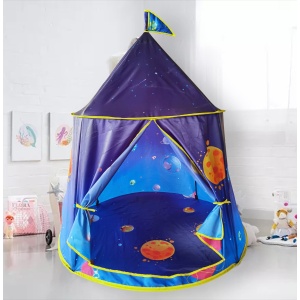 Magisches Galaxie-Tipi für Kinder in Blau, Orange und Violett in einem Kinderzimmer mit Bildern