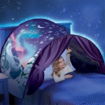 Tipi Kinderbett-Zelt blau und violett mit kleinem Mädchen