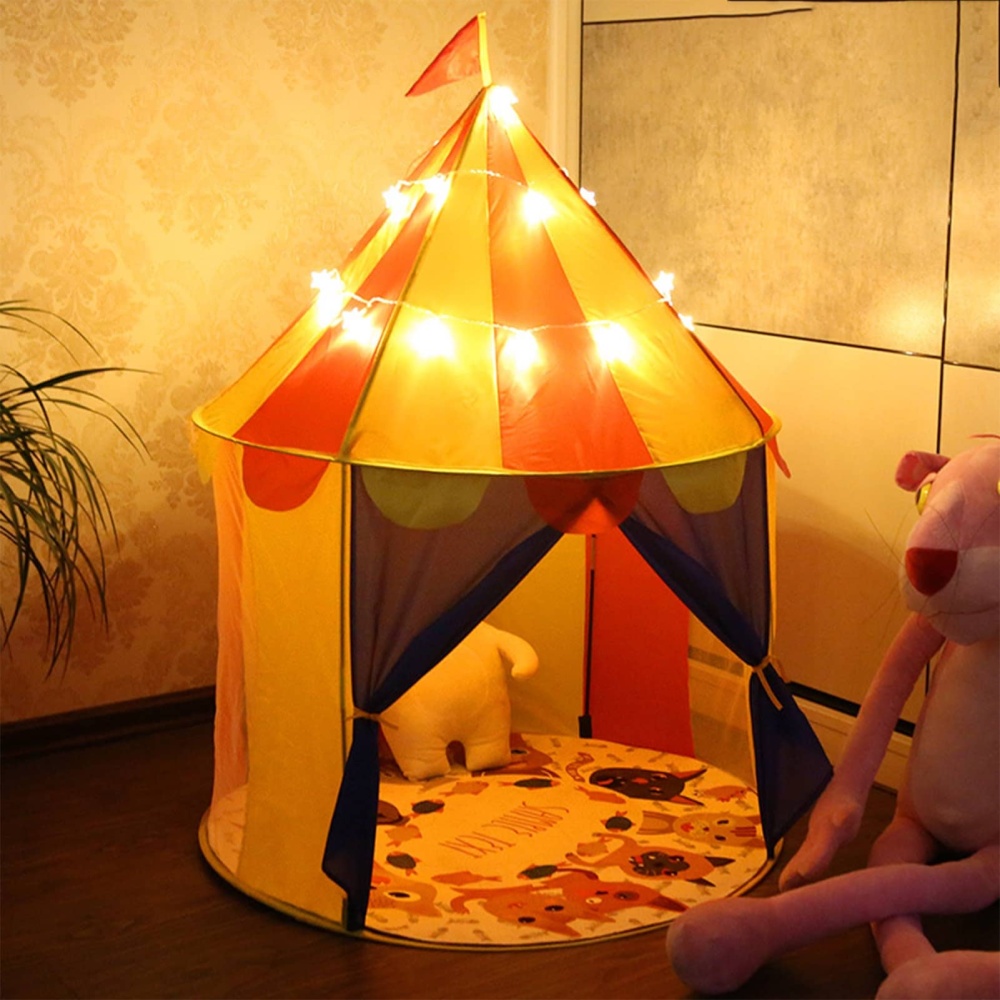 Tipi kleiner Zirkus für Kinder weiß und rot mit Lichtern in einem Zimmer