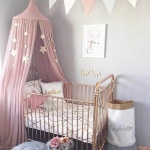 Tipi Babybett Kopfteil rosa mit Sternen in weiß mit Rattan Babybett und weißer Bettwäsche
