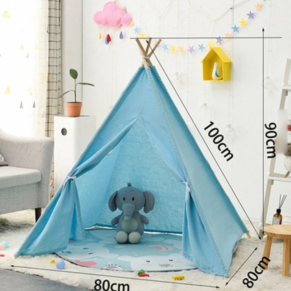 Blaues Tipi-Zelt für Kinder mit Elefant im Inneren in einem Zimmer mit weißem Teppich