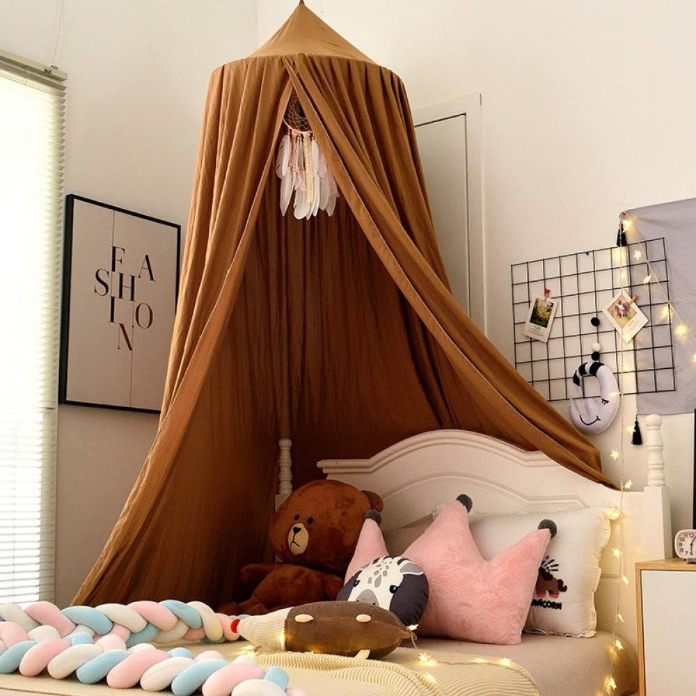 Zeltförmiges Bett-Tipi für ein Kinderbett auf einem Bett in einem Zimmer mit Bildern im Fenster
