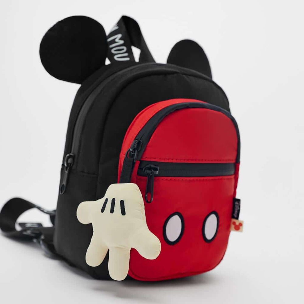 Schwarzer und roter Rucksack mit weißer Mickey Mouse Pfote