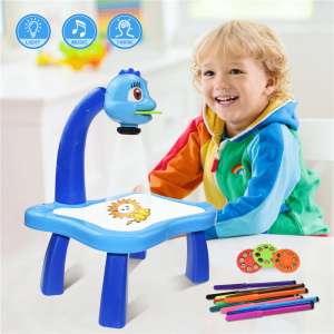 Zeichentisch mit Overheadprojektor in Blau mit lächelndem Kind und bunten Stiften
