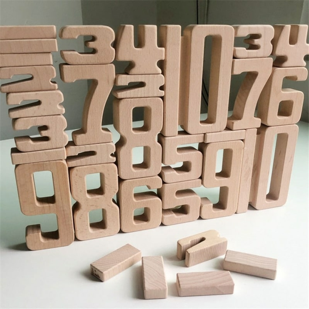 Digitaler Baukasten aus Holz auf einem weißen Tisch