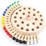Holz-Memory-Puzzle mit farbigen Teilen