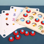 Interaktionsspiel aus Holz mit roten Teilen und Zetteln mit Zahlen und Gemüse
