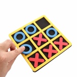 Interaktives Eltern-Kind-Brettspiel mit rotem Kreuz und blauer Kugel in einem gelben Quadrat