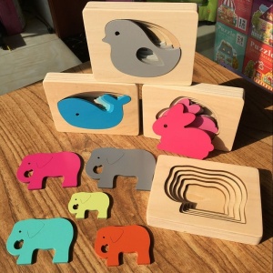 Lernspielzeug Holzpuzzle für Kinder, bunt auf einem Holztisch