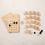 Pädagogisches Puzzle Zahlenbretter aus Holz für Kinder auf einem weißen Teppich