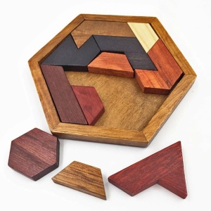 Sechseckiges braunes Puzzle aus dunklem Holz