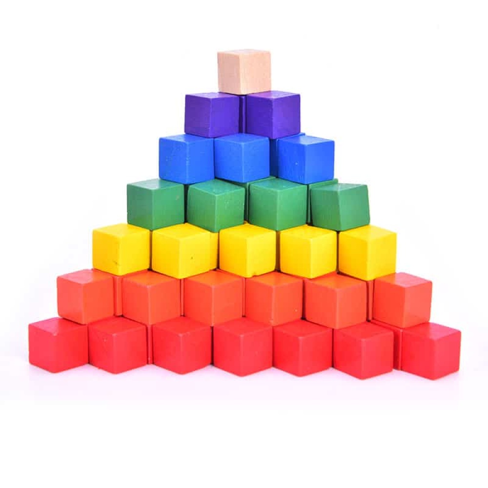 Spiel mit bunten Bauklötzen für Kinder