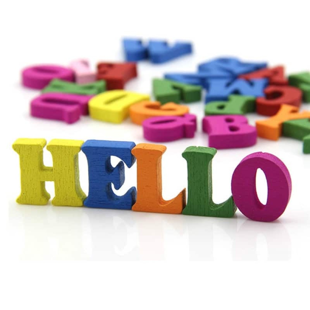 Buntes Spielzeug in Form von Buchstaben des Alphabets für Kinder