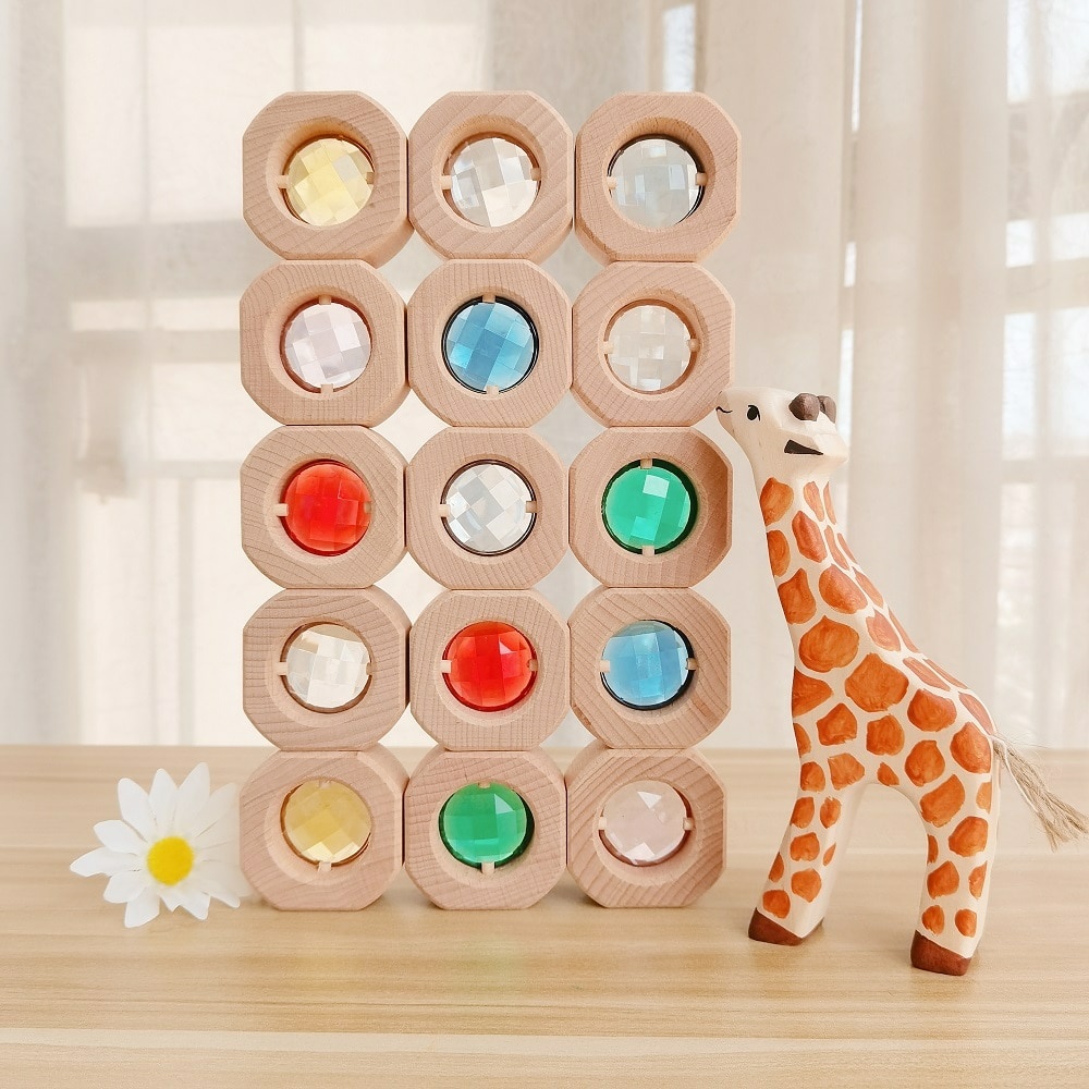 Edelstein-Stapelspiel aus Holz mit einer kleinen Giraffe und einer weißen Blume
