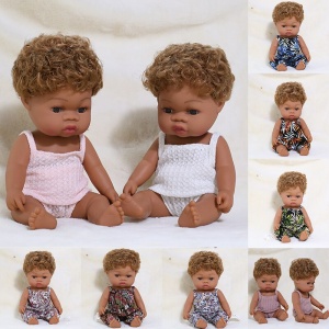 Afro-Puppe für Kinder, die auf einem Bett in Weiß sitzen