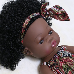 Afro-Puppe mit schönem Haar, Kleid und Stirnband im afrikanischen Stil