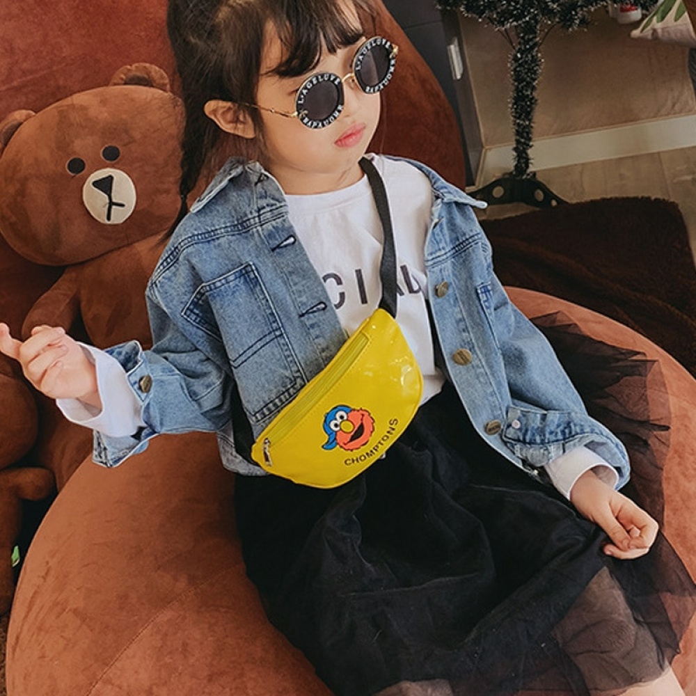 Bunte Gürteltasche für Kinder mit sitzendem Mädchen und mit braunem Teddybär