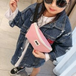 Leinen-Gürteltasche für Kinder in Rosa mit einem Mädchen in Jeans und Sonnenbrille