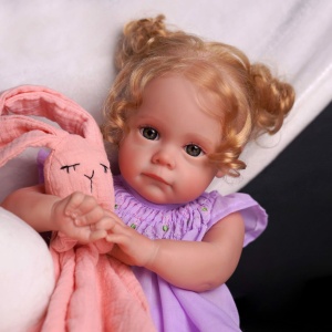 Prinzessin-Puppe mit rosa Kaninchen und violettem Kleid